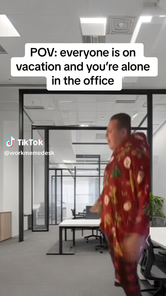 Cuando todos siguen de vacaciones y tu estás solo en la oficina…🥹